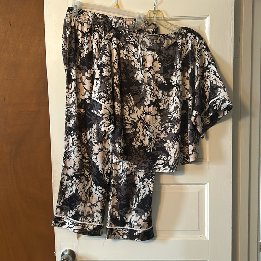 Breezies intimately you silk like pajamas size Large short sleeve excellent